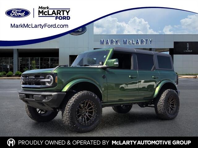 2025 Ford Bronco Outer Banks in Green Metallic — front three-quarter view
