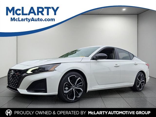 2023 Nissan Altima 2.5 SR in Pearl White Tricoat — front three-quarter view