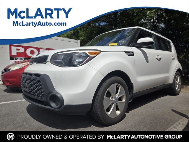 2016 Kia Soul Base in Clear White — front three-quarter view
