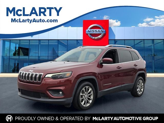 2019 Jeep Cherokee Latitude Plus in Velvet Red Pearlcoat — front three-quarter view