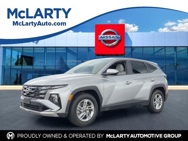 2026 Hyundai Tucson SE in Shimmering Silver — front three-quarter view